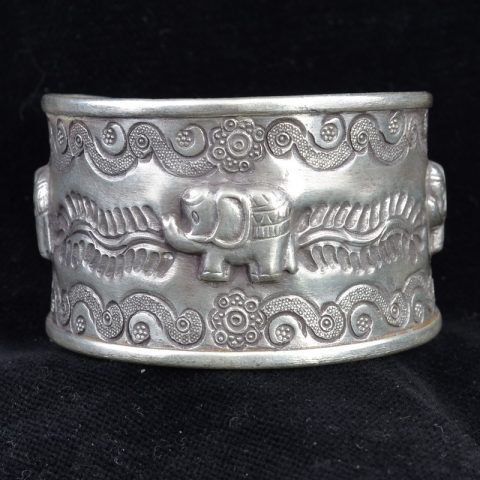 BRA3010 | Hill Tribe Silver Bracelet with Three Elephants - 00